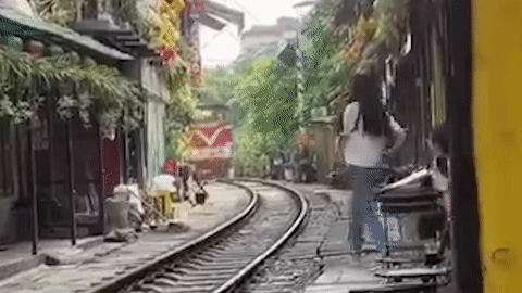 Thót tim nữ du khách nước ngoài lao ra đường ray khi tàu hỏa