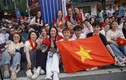 Người dân TP.HCM nồng nhiệt chào đón các khối diễu binh, diễu hành