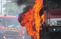 Toàn cảnh xe bồn chở dầu bốc cháy, dân hoảng loạn