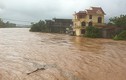 Vỡ đập, một thị trấn ở Quảng Ninh bị nước lũ nhấn chìm