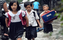 Chùm ảnh Sài Gòn ngập, trẻ em lội nước thối đến trường