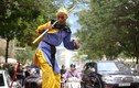 “Tôn Ngộ Không” hốt bạc nhờ múa gậy ở Hà Nội 