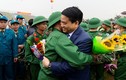 Ảnh: Tân binh ôm chầm Chủ tịch Hà Nội trước lúc nhập ngũ