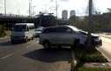 Hàng loạt ôtô gặp nạn vì dầu loang trên đường Sài Gòn