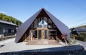 Kì lạ căn nhà có kiến trúc mái “rủ” xuống sàn ở Nhật Bản