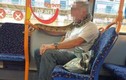 Video: Kinh hãi quý ông đeo trăn khủng... chống COVID-19, cả xe bus choáng