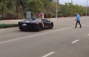 Lamborghini Aventador chạy té khói vì bị người dân ném đá