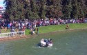 Hàng chục người đứng nhìn nạn nhân chìm dưới đáy hồ