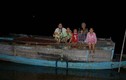 Cảnh rơi nước mắt của gia đình nghèo trên mặt nước Thu Bồn