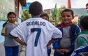 Nạn nhân nhí động đất Nepal ngạc nhiên nhận quà của Ronaldo