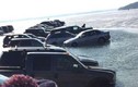 Hoảng hồn 20 xe ô tô bị nuốt chửng xuống hồ 