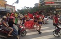 Dân tình Hà Nội náo loạn với màn catwalk giữa phố