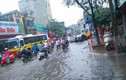 Hà Nội ngập lụt, dân kêu đóng phí đường bộ nhưng đi ...đường thủy