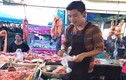 "Nam thần" bán thịt lợn ở chợ truyền thống Thái Lan