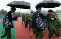 "Đắng lòng" nam sinh cầm ô che cho bạn gái học quân sự 