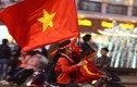 U23 Việt Nam vào tứ kết, người dân đầu trần xuống phố ăn mừng