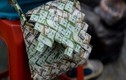 Video: Tiền mất giá biến thành túi, mũ giấy ở Venezuela