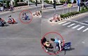 Video: Qua đường không quan sát, 2 cô gái bị tông bay người