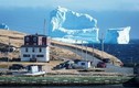 “Độc lạ” tảng băng khổng lồ mắc cạn cạnh thị trấn Canada 