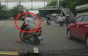 Video: Bi hài clip người đàn ông ngủ gục trên xe máy giữa phố Hà Nội