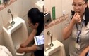 Video: Vứt bánh gạo vào toilet rồi thản nhiên nhặt lên ăn
