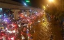 Dân mạng xót xa nhìn người dân Hà Nội tắm mưa trong cảnh tắc đường