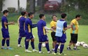 Đội tuyển Việt Nam đội mưa chờ đấu Philippines ở AFF Cup 2018
