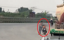 Video người đàn ông bình tĩnh dắt chiếc xe máy đang bốc cháy