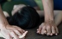Ngủ một mình, bé gái 11 tuổi bị cha dượng hãm hiếp