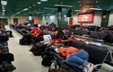 Sau chiến thắng Yemen, CĐV Việt Nam vật vờ ở sân bay chờ về nước