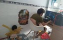 Dân mạng phẫn nộ với bố trẻ "dán con vào tường" để rảnh tay chơi game