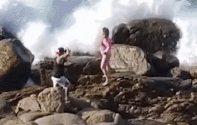 Bất chấp nguy hiểm sống ảo ở vách đá, cặp đôi bị sóng đánh "sấp mặt"