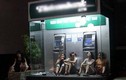 Nắng nóng đỉnh điểm, người dân trốn vào cây ATM giải nhiệt