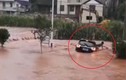 Video: Tài xế thoát khỏi ôtô khi bị lũ cuốn trôi ở Trung Quốc
