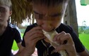 Youtuber Việt ăn uống khiến người xem phát "lợm giọng" để câu like