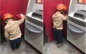 Hành động của bé trai hơn 4 tuổi tại cây ATM gây sốt