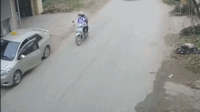 Videp: Tài xế ôtô đánh lái xuất thần, cứu mạng 2 nữ sinh trong gang tấc