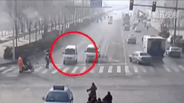 Video: Ô tô đang đi đường bỗng dưng bị nhấc bổng lên không trung
