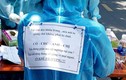 Tình nguyện viên chống dịch viết lên đồ bảo hộ, netizen khen hết lời