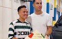 Đỗ Kim Phúc tặng Cristiano Ronaldo món quà đậm chất Việt Nam 