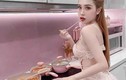 Hot girl "Ghiền mì gõ" táo bạo mặc váy ngủ mỏng tang vào bếp