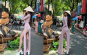 Cô gái Campuchia mặc "thoáng" dạo phố sách TP HCM gây chú ý