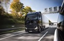 Xe tải tự hành Mercedes-Benz Actros lăn bánh trên xa lộ Đức
