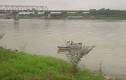 Nữ sinh nhảy sông Đuống tự tử, hai nam thanh niên lao theo cứu