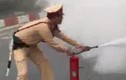 Hà Nội: CSGT trưng dụng bình cứu hỏa kịp thời dập lửa cứu xe tải bốc cháy