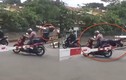 Biker bị chia tay vì vượt ẩu làm bạn gái đập đầu vào thanh chắn tàu hỏa