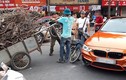Hà Nội: Sedan BMW 3-Series tiền tỷ bị xe ba gác "đè bẹp" 
