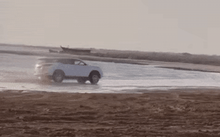 Toyota Fortuner drift trên cát và cái kết "cười ra nước mắt"