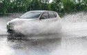 Xe ôtô điện đi đường ngập nước mùa mưa có an toàn?