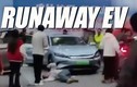Xe ôtô điện Trung Quốc tự vận hành khiến 5 người bị thương